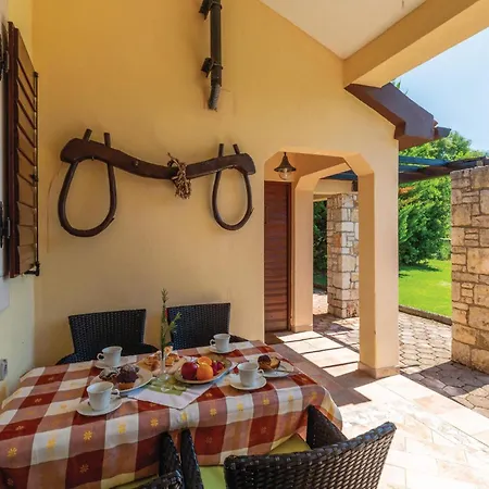 Holiday home Awesome In Belavici With Sauna *