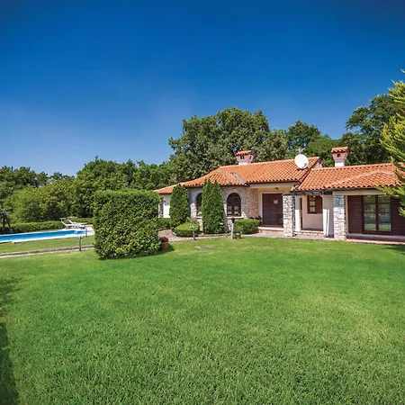 Holiday home Awesome In Belavici With Sauna